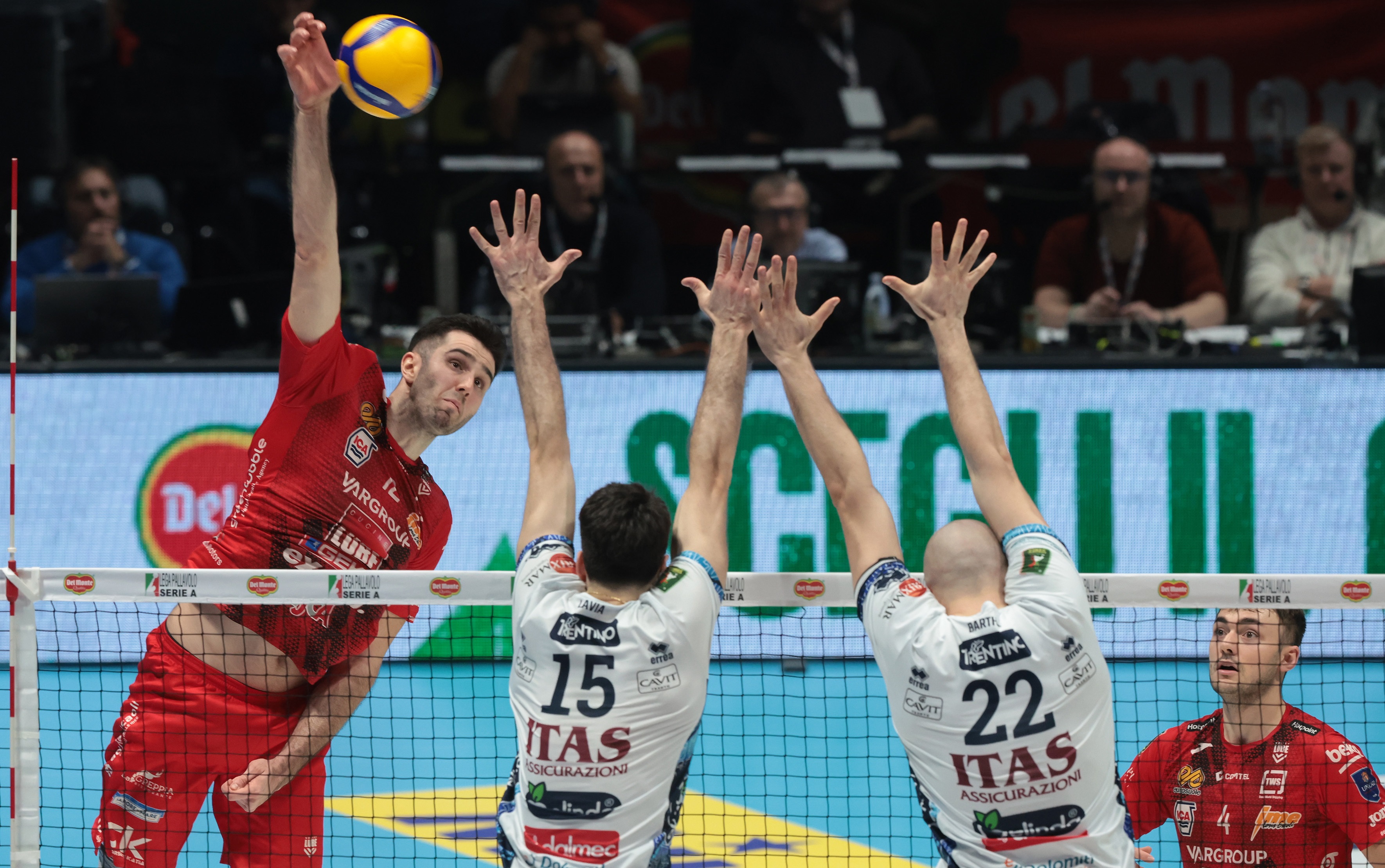 意大利国家队迎战挑战气势如虹 意大利国家队迎战挑战气势如虹