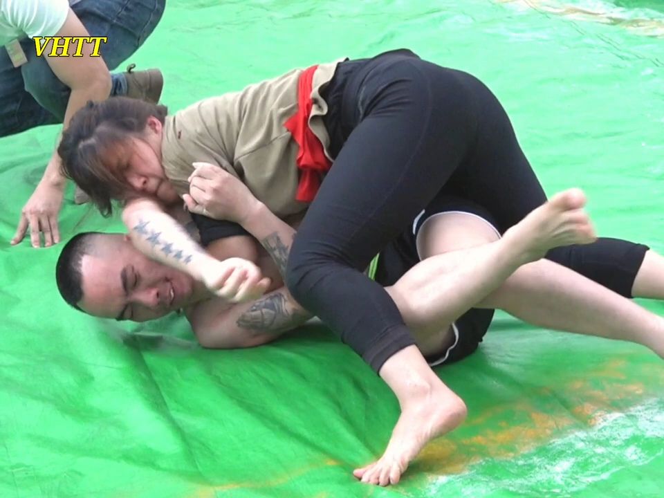 摔跤比赛现场发生激烈厮杀场面显现人类闪光的简单介绍 摔跤比赛现场发生激烈厮杀场面显现人类闪光的简单介绍