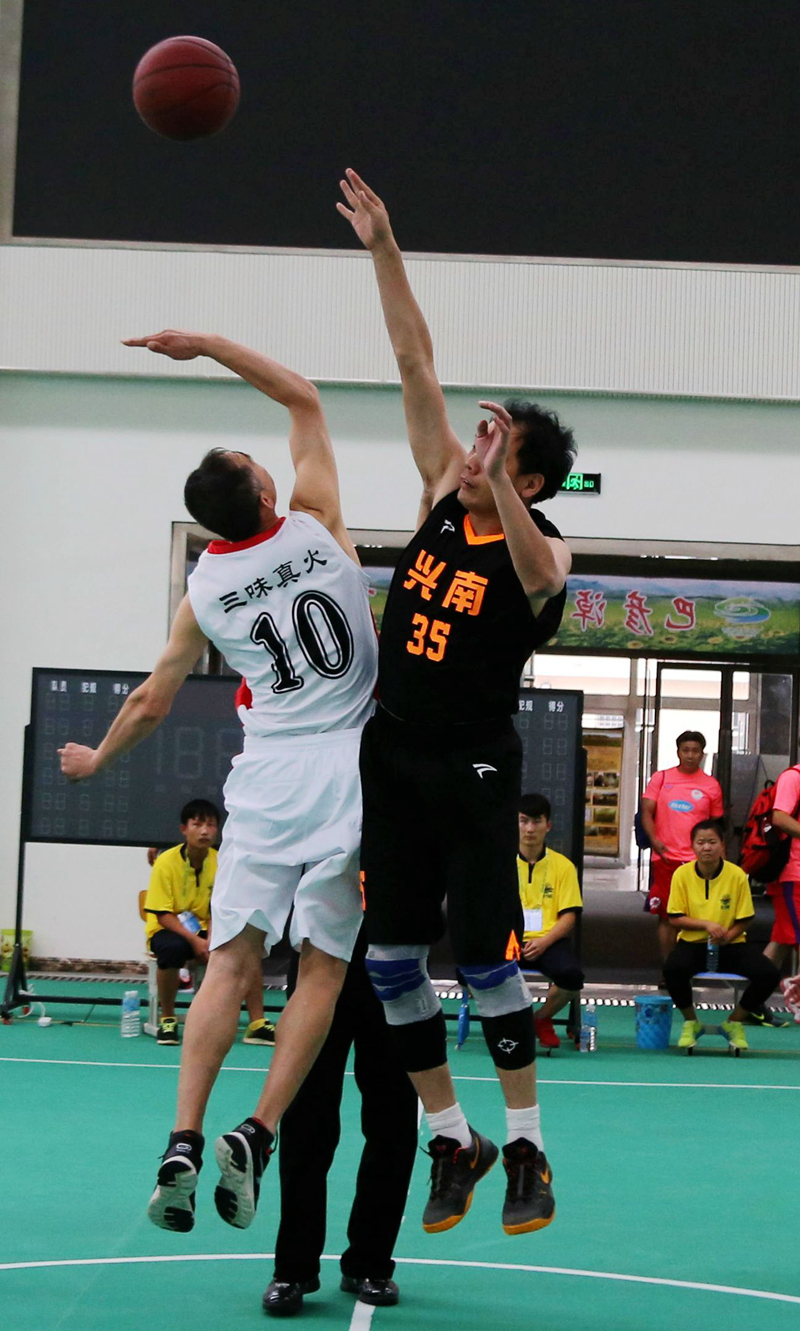 篮球大赛中一支队伍取得全胜，成绩亮眼的简单介绍