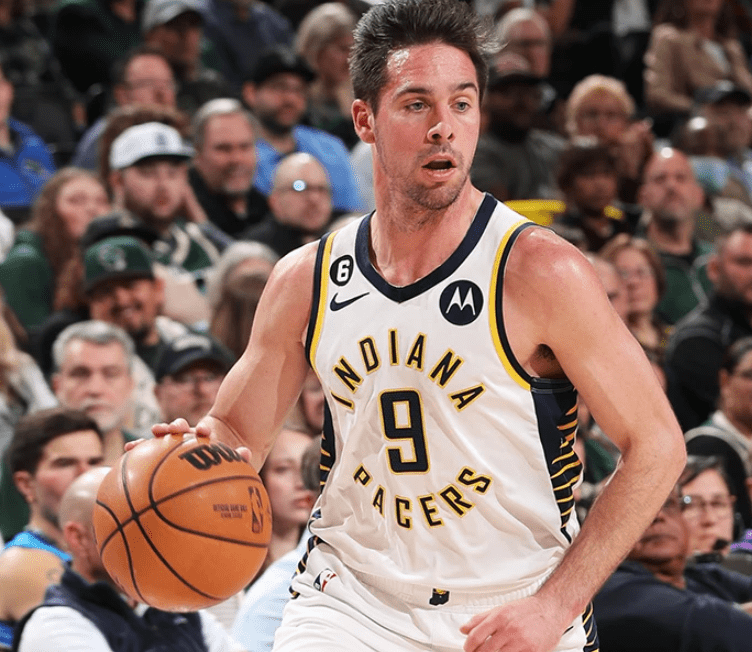 雄鹿逆转胜利,稳守东部第二 雄鹿逆转胜利,稳守东部第二