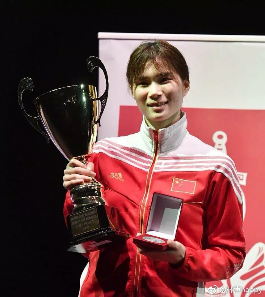 摩洛哥运动员勇夺金牌亮相颁奖 摩洛哥运动员勇夺金牌亮相颁奖