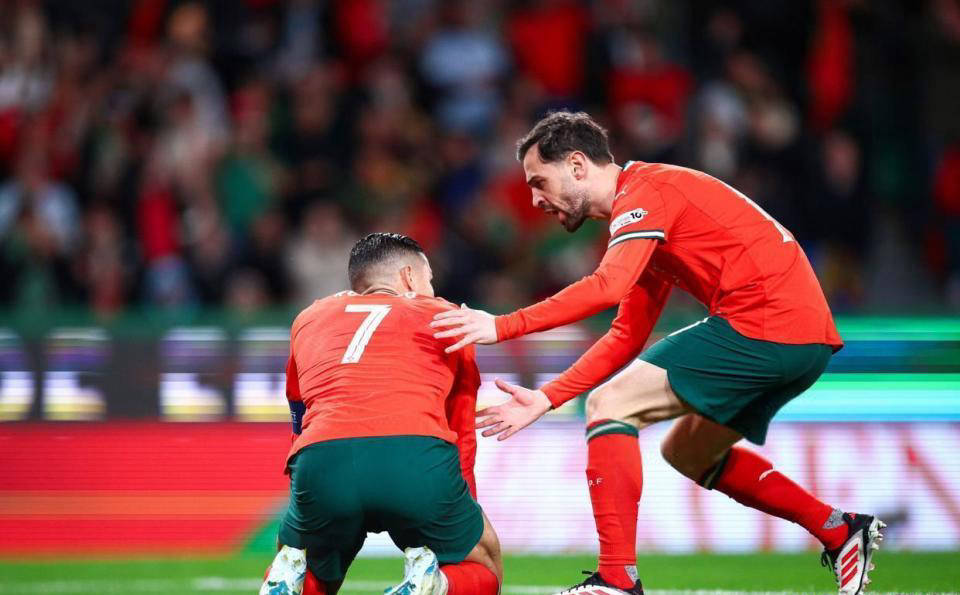 关于荷兰双星破门,轻松晋级欧国联八强的信息 关于荷兰双星破门,轻松晋级欧国联八强的信息