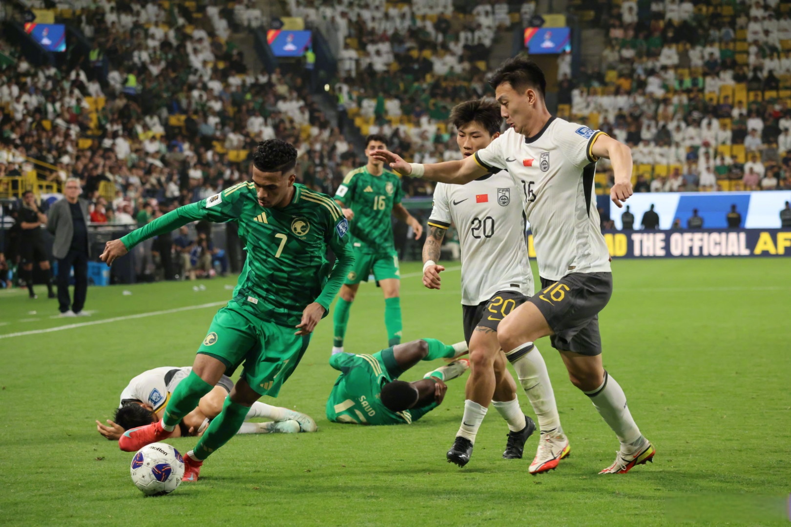 沙特阿拉伯球队大比分胜出,晋级下一轮 沙特阿拉伯球队大比分胜出,晋级下一轮