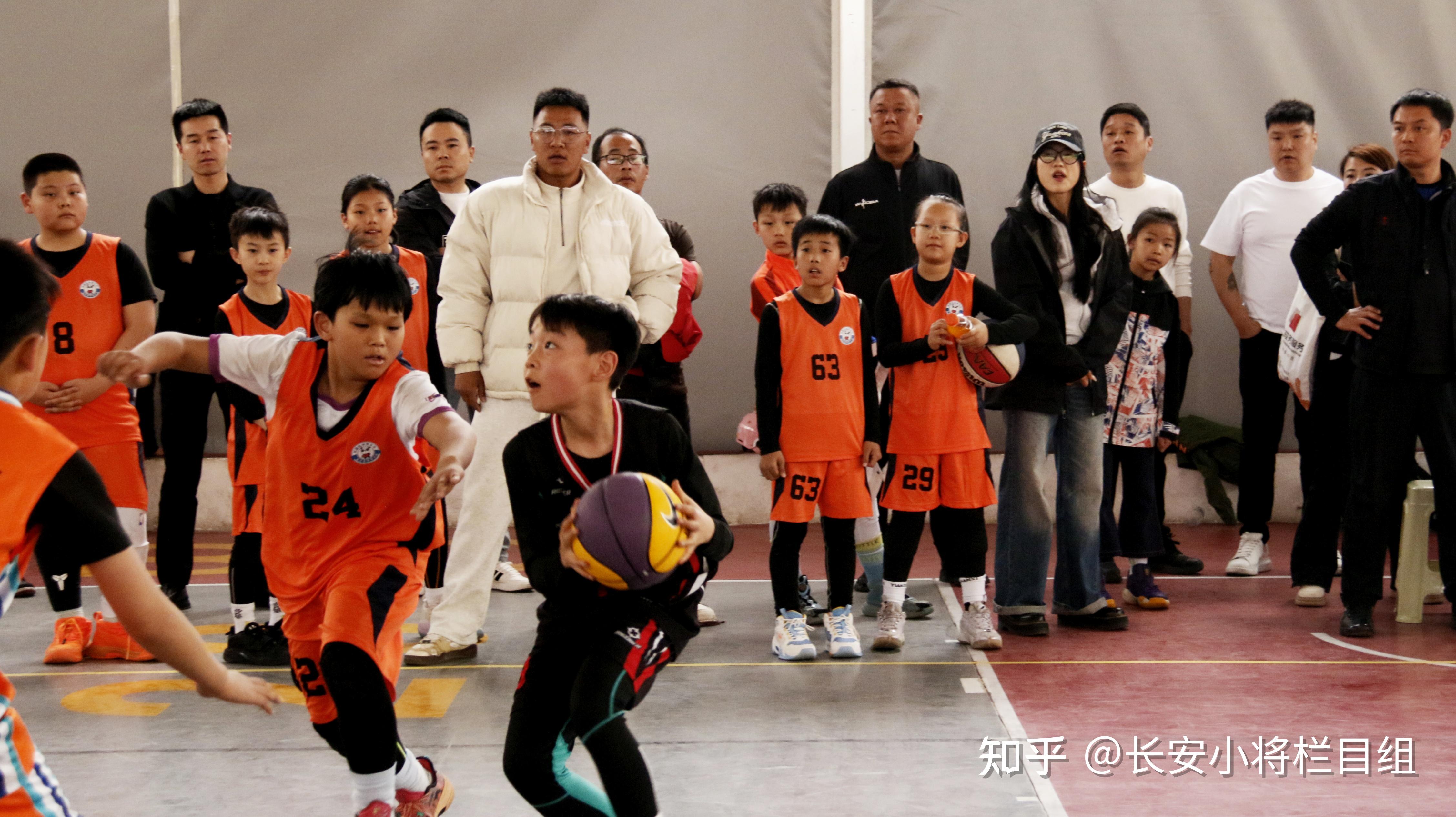 球员们在赛场上展现出团队合作的默契 球员们在赛场上展现出团队合作的默契