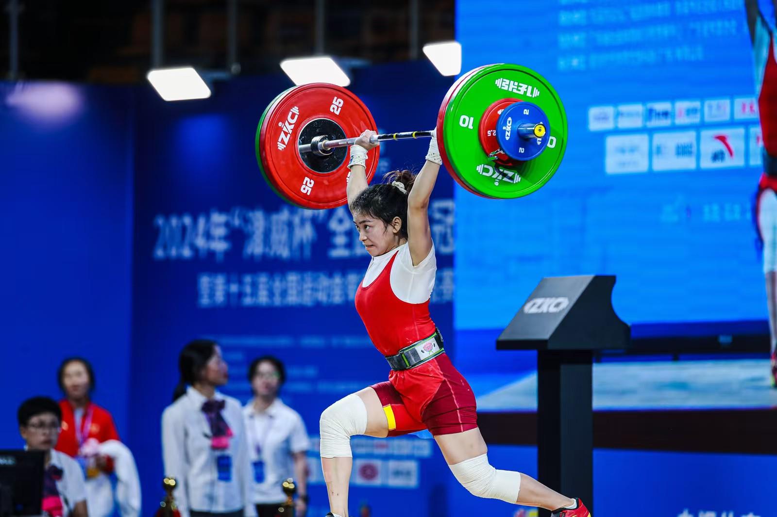 举重比赛破纪录夺冠,创造历史 举重比赛破纪录夺冠,创造历史