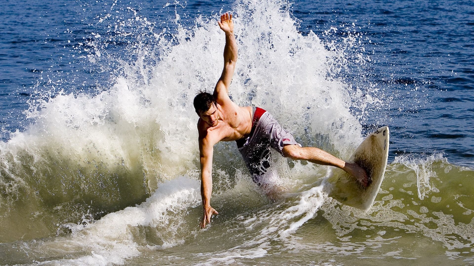 灯塔与雷暴,当个人锋芒照亮团队迷航,钢铁意志终碾碎不败金身