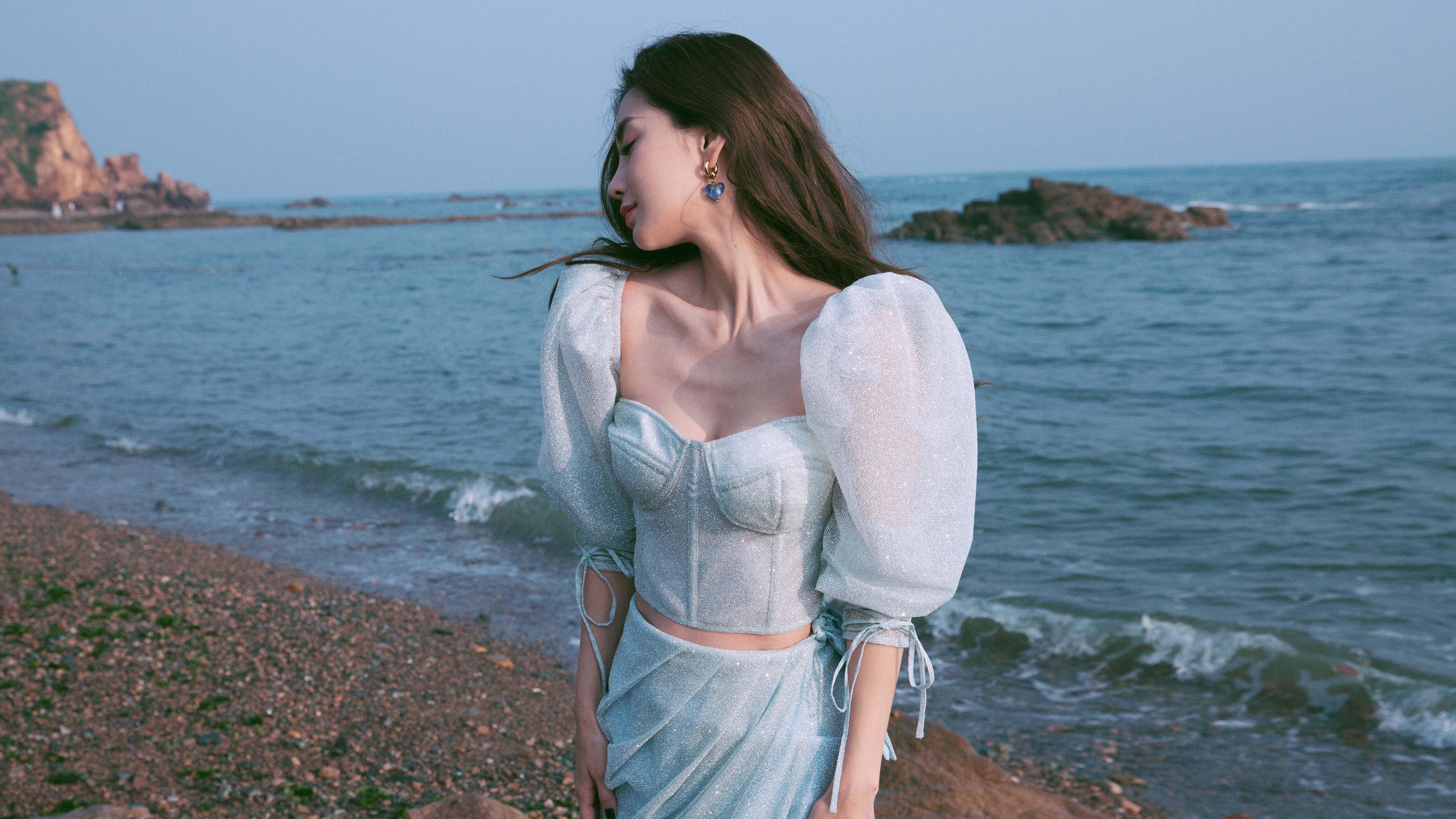 雷火电竞合作-一人突破，一队突围，当维金斯隔扣东契奇，遇上罗伊斯的凤凰涅槃