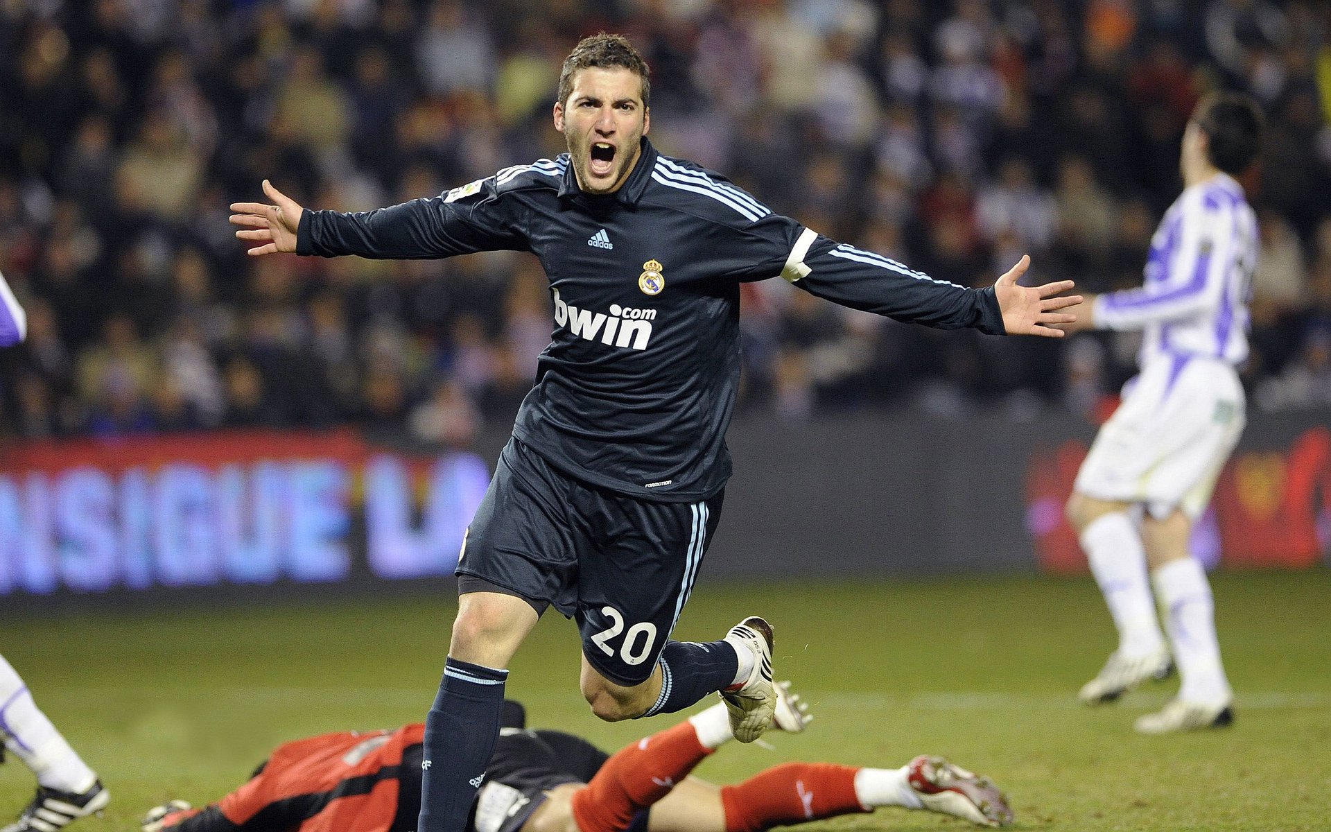 篮球巨星降临安联，米切尔末节接管德甲争冠战